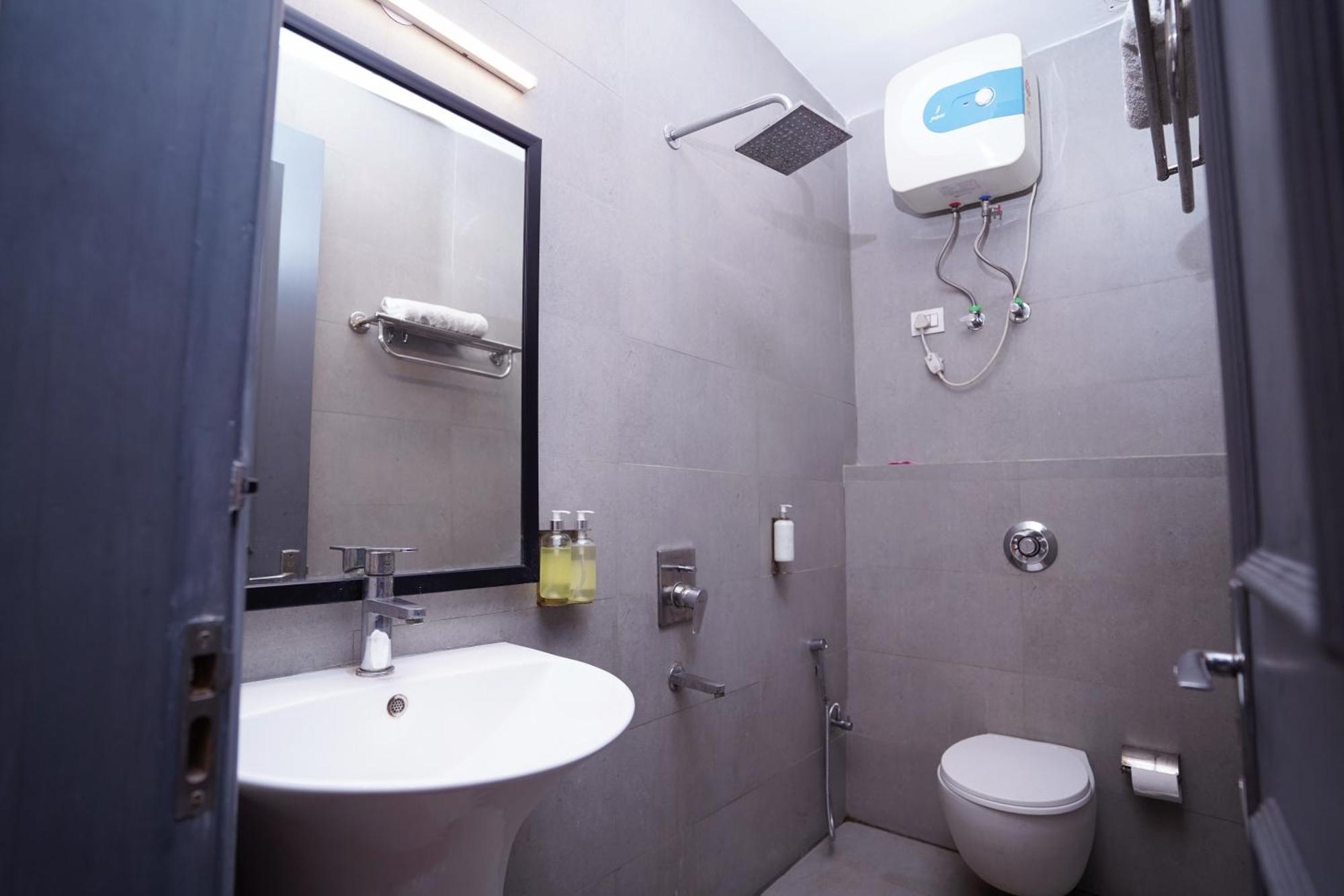 דלהי Hotel Mira Residency- Outer Ring Road, Paschim Vihar מראה חיצוני תמונה