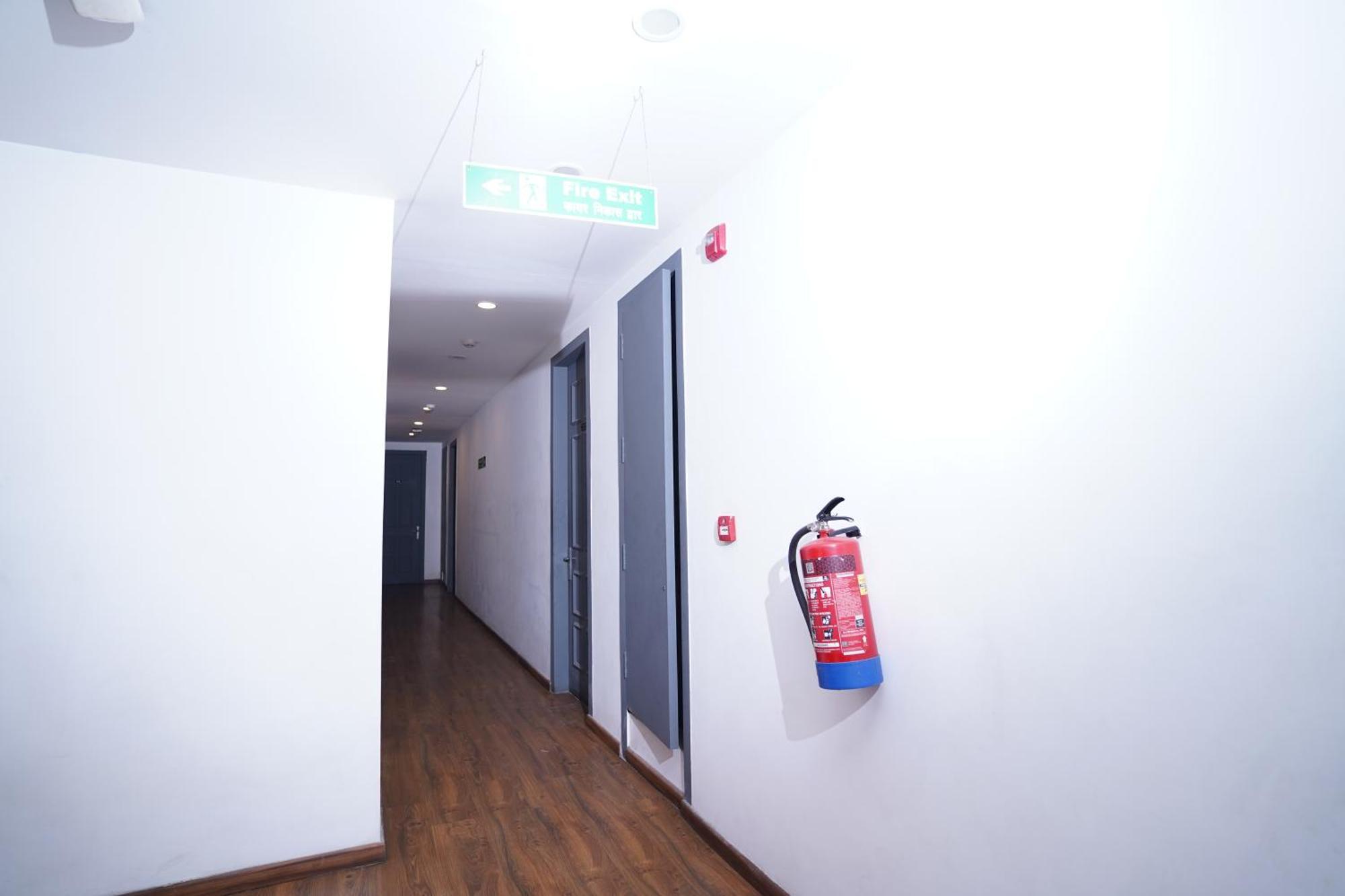 דלהי Hotel Mira Residency- Outer Ring Road, Paschim Vihar מראה חיצוני תמונה